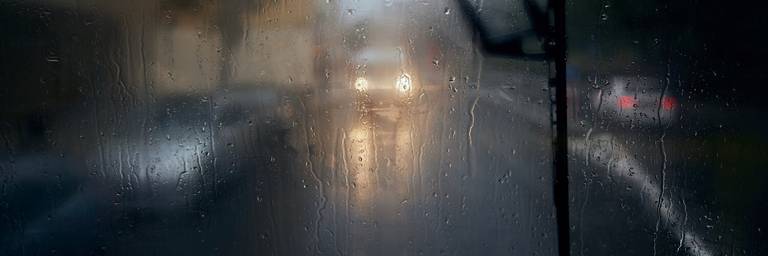 beschlagene autoscheibe bei regen