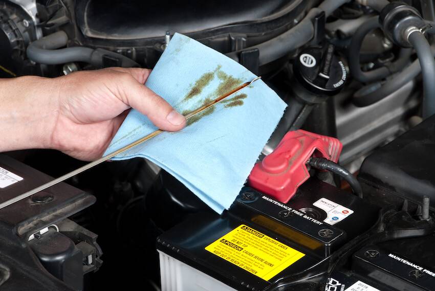 motoroel mit einem messstab kontrollieren