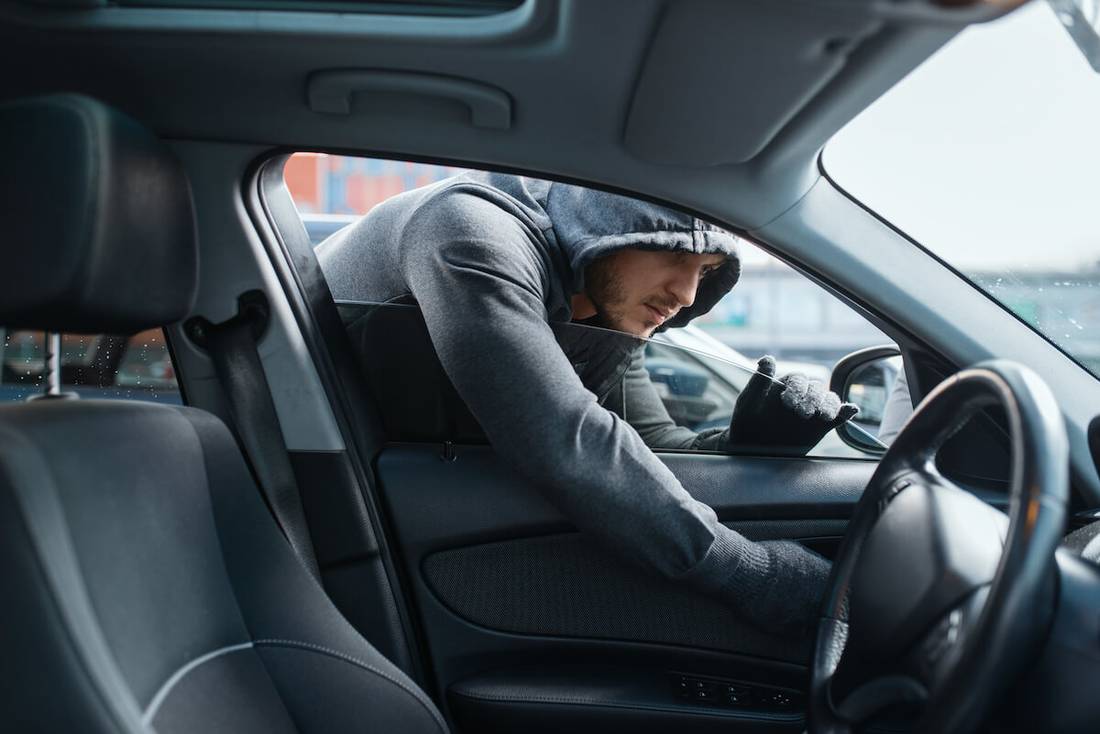 dieb auto fenster