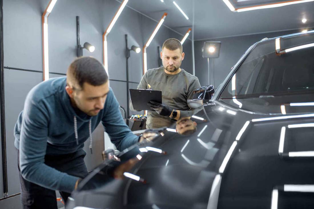 maenner untersuchen schaden am auto maenner untersuchen schaden am auto