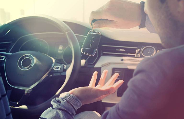 pkw-schlüssel im auto