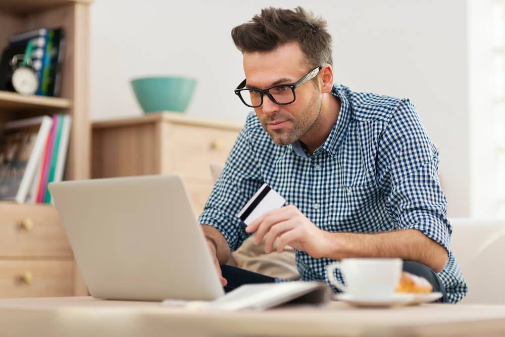 mann-meldet-auto-online-an