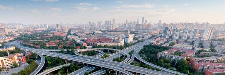 autobahn mit großstadt im hintergrund