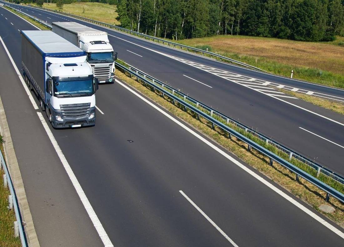 lkw ueberholt lkw auf autobahn