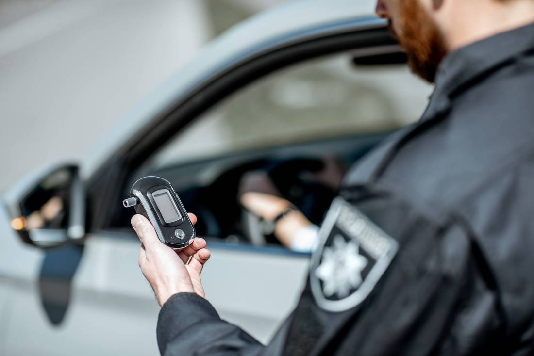 polizist fuehrt alkoholkontrolle durch polizist fuehrt alkoholkontrolle durch