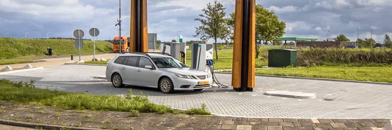 elektroauto an ladestation