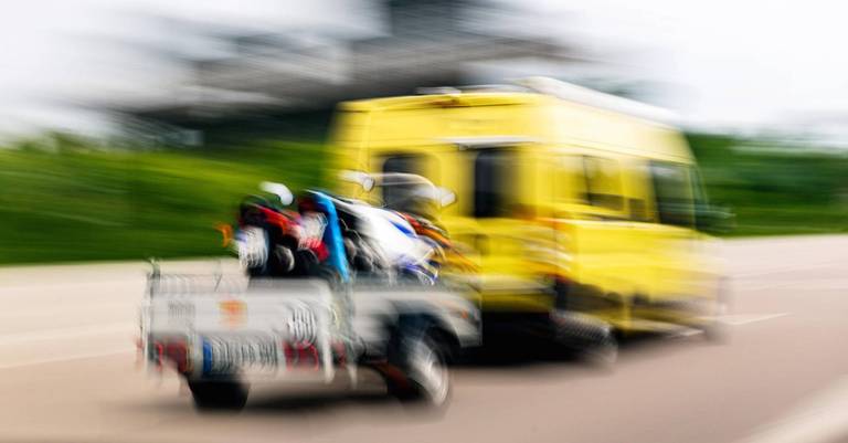 motorrad mit dem anhaenger transportieren