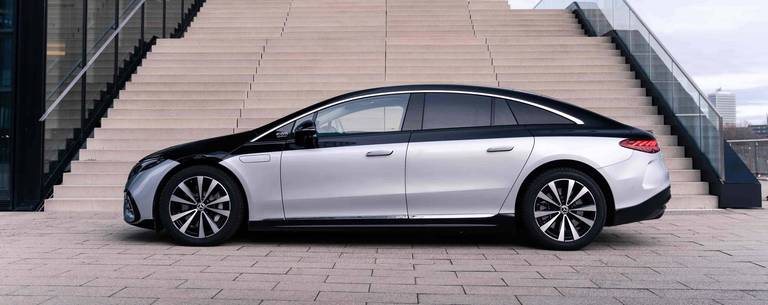 mercedes-benz eqs vor einer treppe