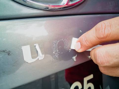 aufkleber am auto schonend entfernen
