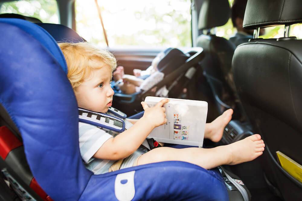 kleinkind im kindersitz kleinkind im kindersitz