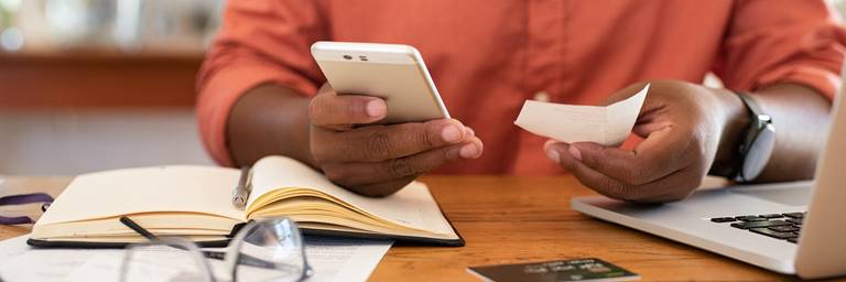 mann mit handy und fahrtenbuch