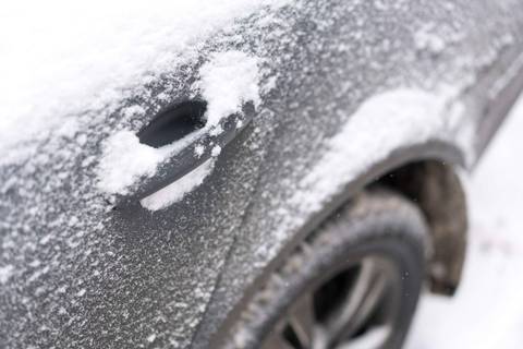 festgefrorene autotuer enteisen
