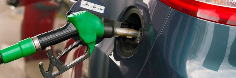 zapfpistole im auto an tankstelle
