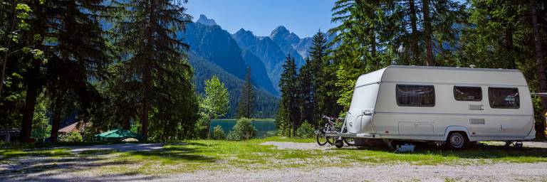 wohnwagen anhänger in den bergen