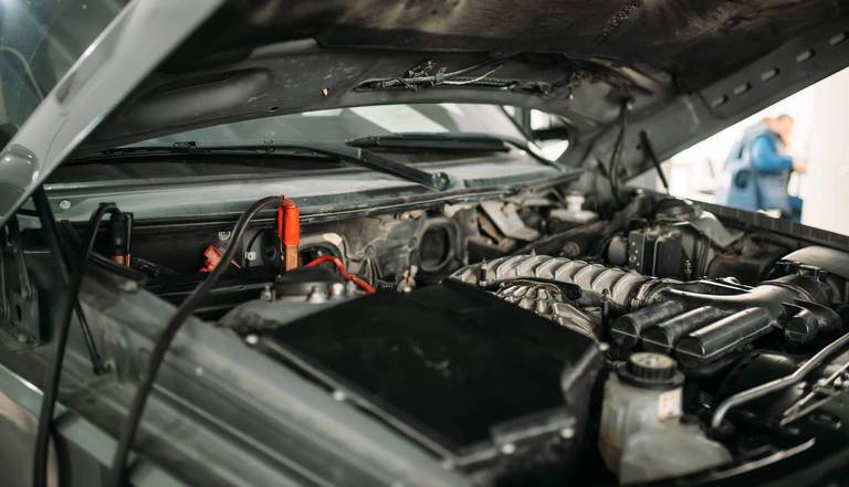starthilfe geben bei leerer autobatterie