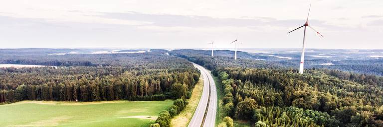 autobahn mit windrädern