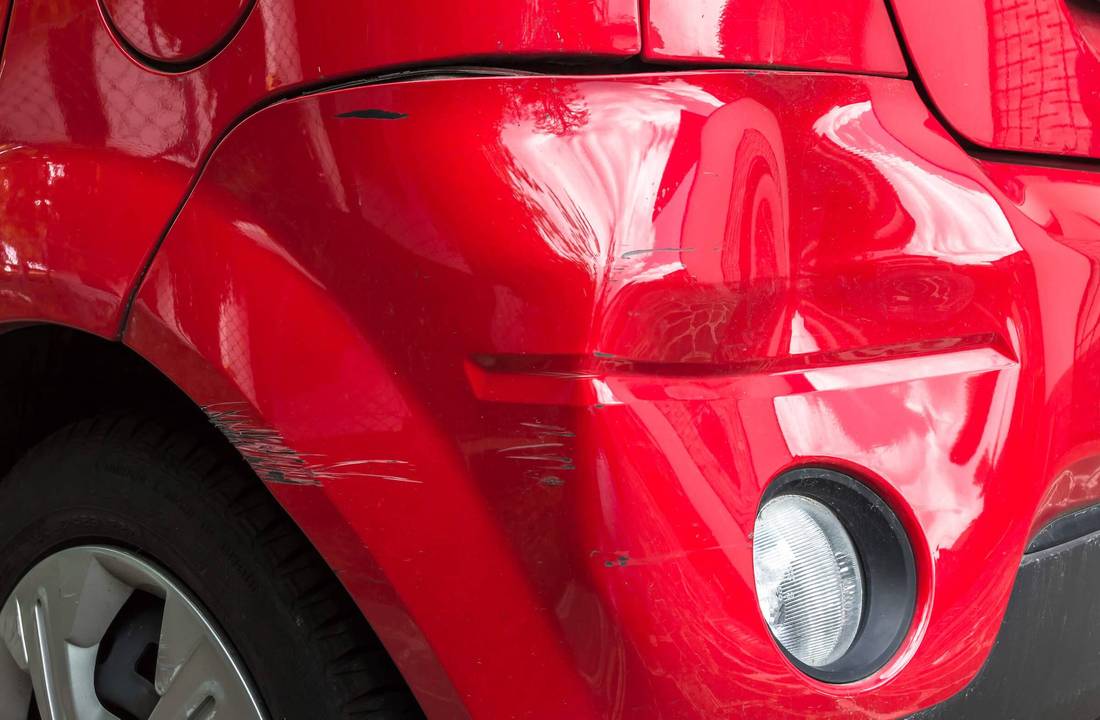 rotes auto mit kratzer