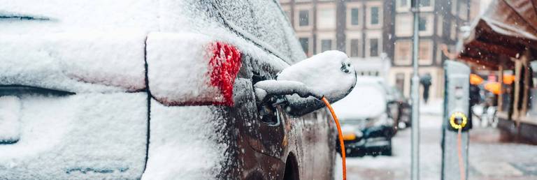 e auto im winter an ladesaeule