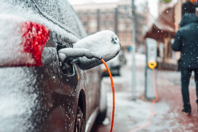 Elektroauto im Winter laden Elektroauto im Winter laden
