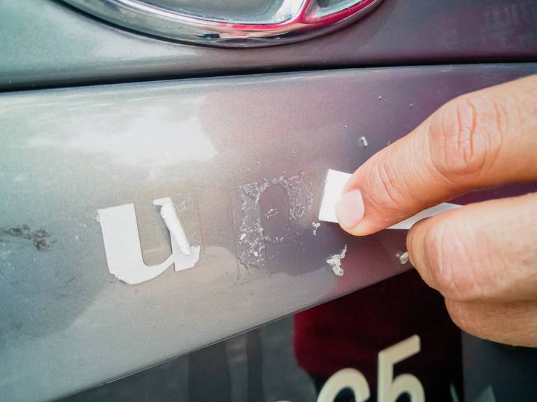 aufkleber am auto schonend entfernen