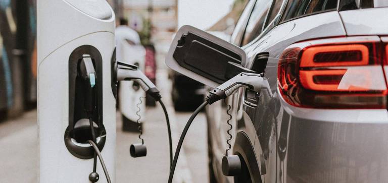 elektroauto laedt an ladestation