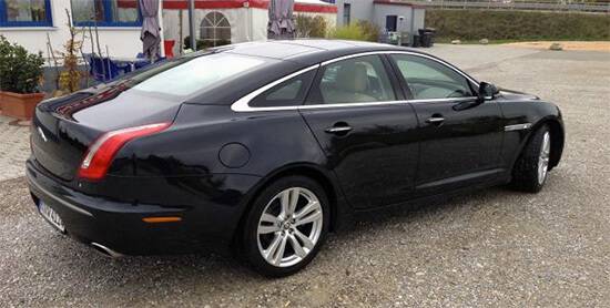 schwarzer jaguar xj von der seite