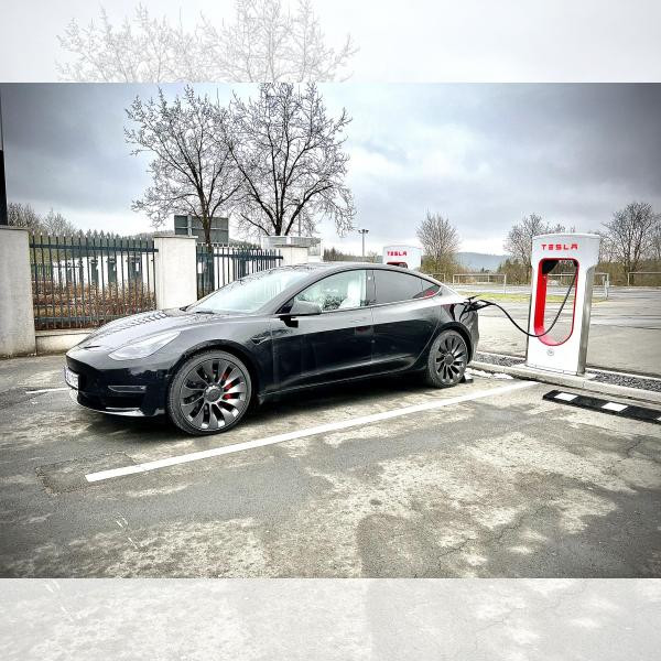 Foto - Tesla Model 3 PERFORMANCE