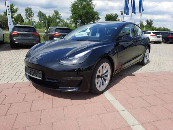 Tesla Model 3 für 640,35 € brutto leasen