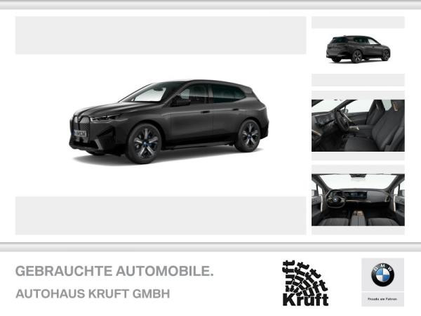 BMW ix xDrive40 SPORTPAKET/VERFÜGBAR ab 06/23/AHK/PANO/SKYLOUNGE/HEAD-UP/LASERLICHT/