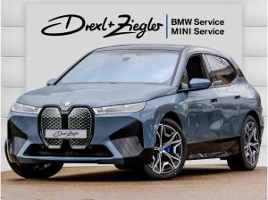BMW ix xDrive40 mtl. mieten inkl. Vers. + Steuer (mehrere Farben verfügbar)