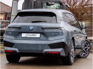 BMW ix xDrive40 mtl. mieten inkl. Vers. + Steuer (mehrere Farben verfügbar)