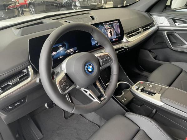 Foto - BMW iX1 xDrive30 M-Sport Panorama Anhängerkupplung Harman Kardon