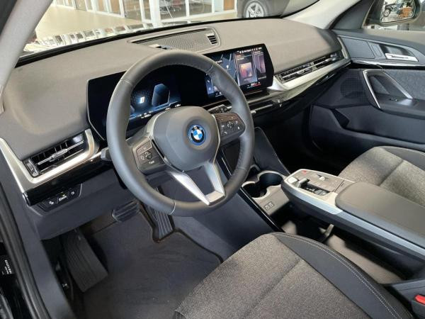 Foto - BMW iX1 xDrive 30 Anhängerkupplung Komfortzugang AC Laden Adaptiver LED Scheinwerfer