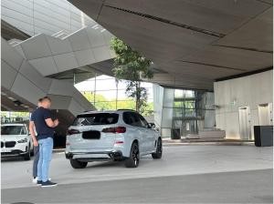BMW X5 M60i