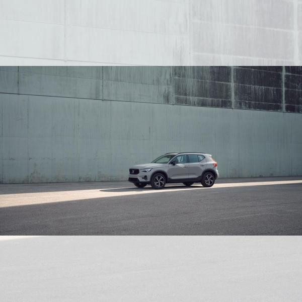 Foto - Volvo XC 40 B3 Plus Dark  Leder, Fahrerassistenten, Seitenfenster abged. + AHK