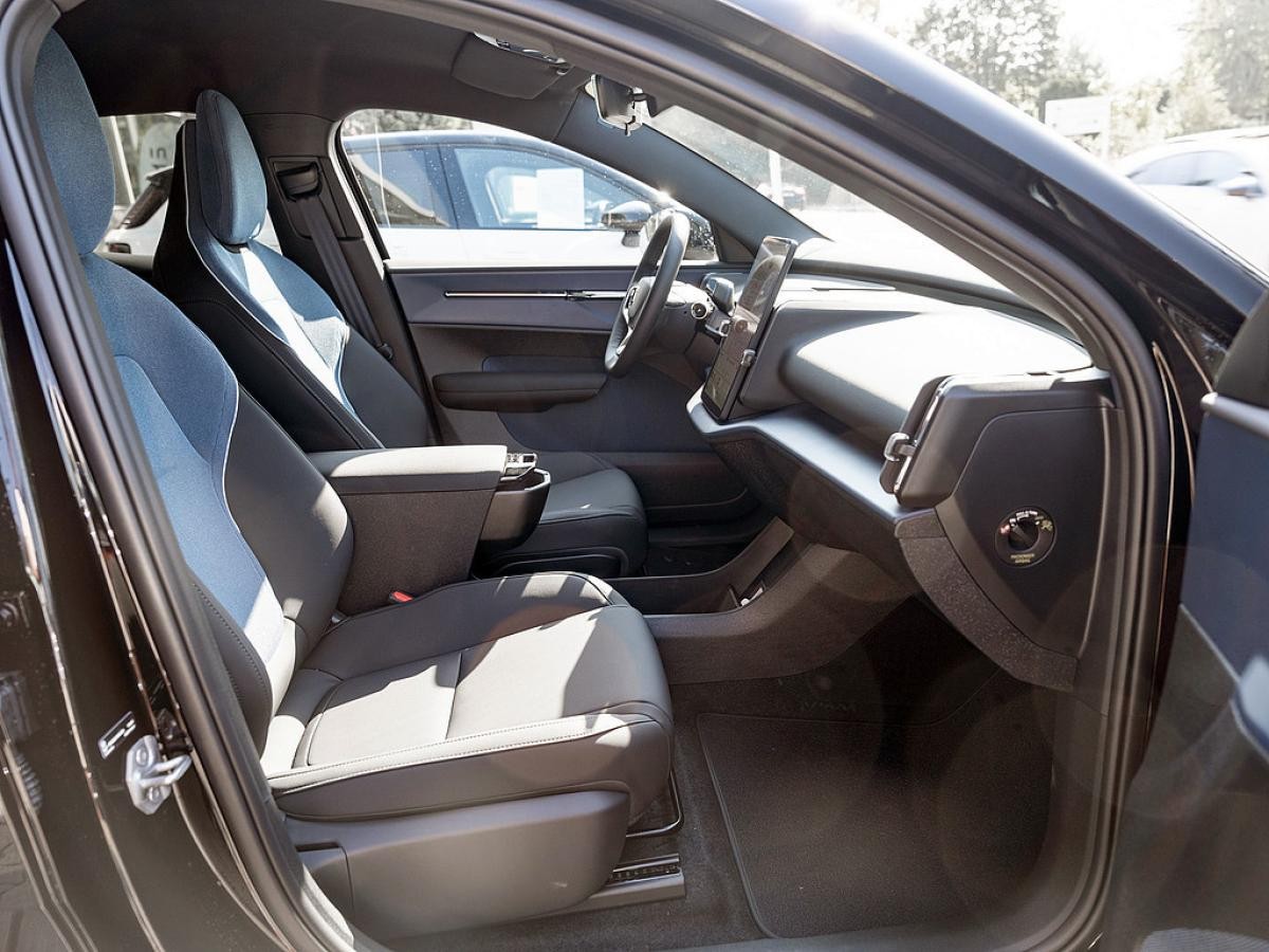 Volvo EX30 Single Motor Extended Range Core sofort verfügbar