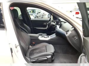 BMW 320 i Touring M-SPORT (184 PS) /AUTOMATIK/PDC/LED/ALCANTARA/DAB/AMBIENTEBEL./ASSISTENZ/TEMPOMAT UVM.