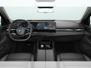 BMW i5 Touring Q2