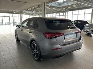 Mercedes-Benz A 180 Kompaktlimousine+Totwinkel+Abstands-Assistent+ Panorama-Schiebedach