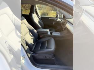 Tesla Model Y RWD SR m. 840€ Guthaben u. €2.000 KM-Rückzahlung