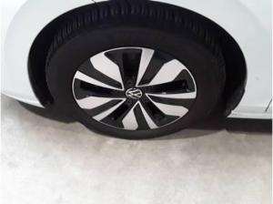 Volkswagen Golf VIII 2.0 TDI Move DSG AHK DC LED+ Navi