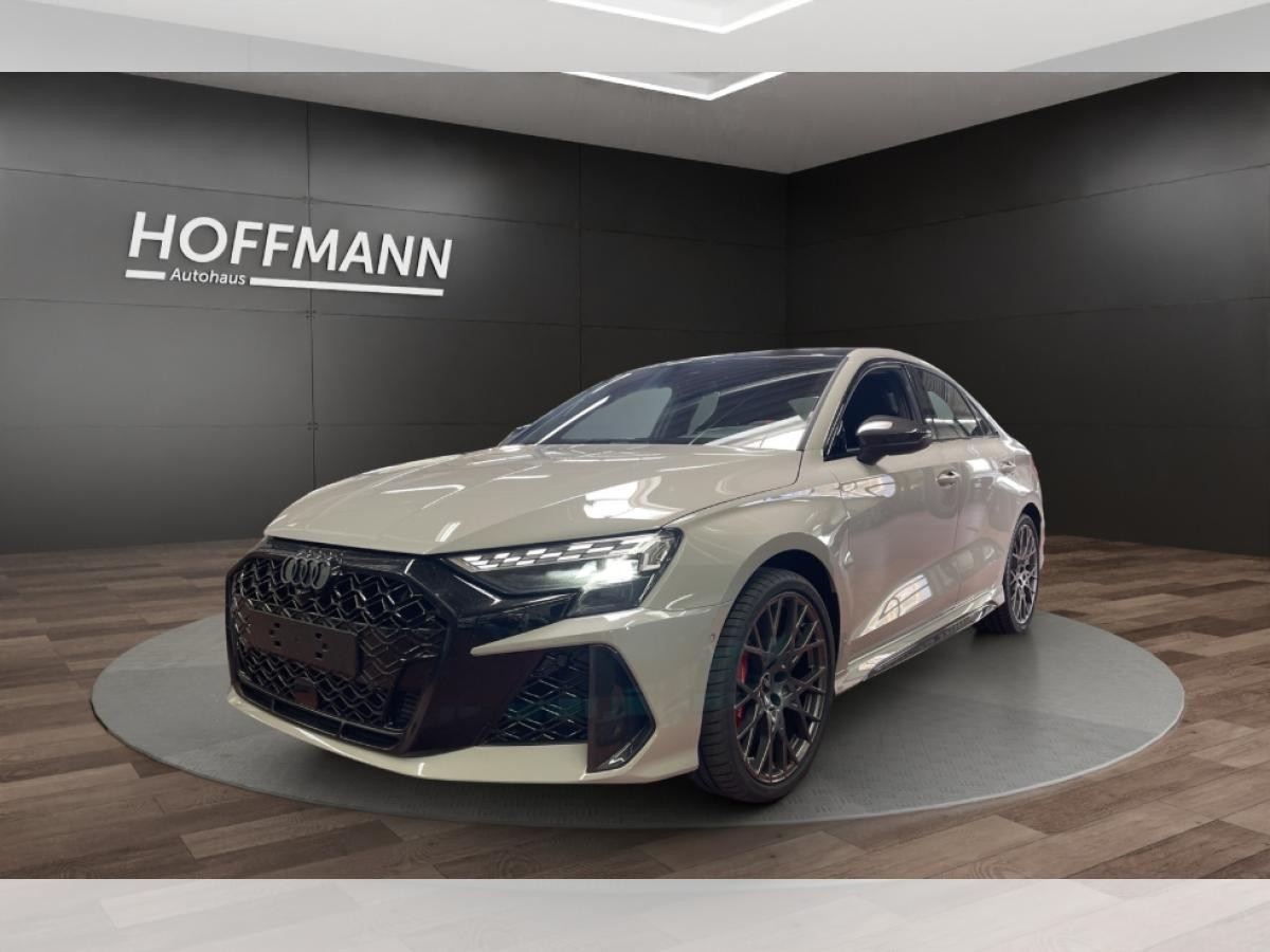 Audi RS3 Limousine / RS-Dynamikpaket / Exclusive Kreide / Schalensitze / Carbonpaket