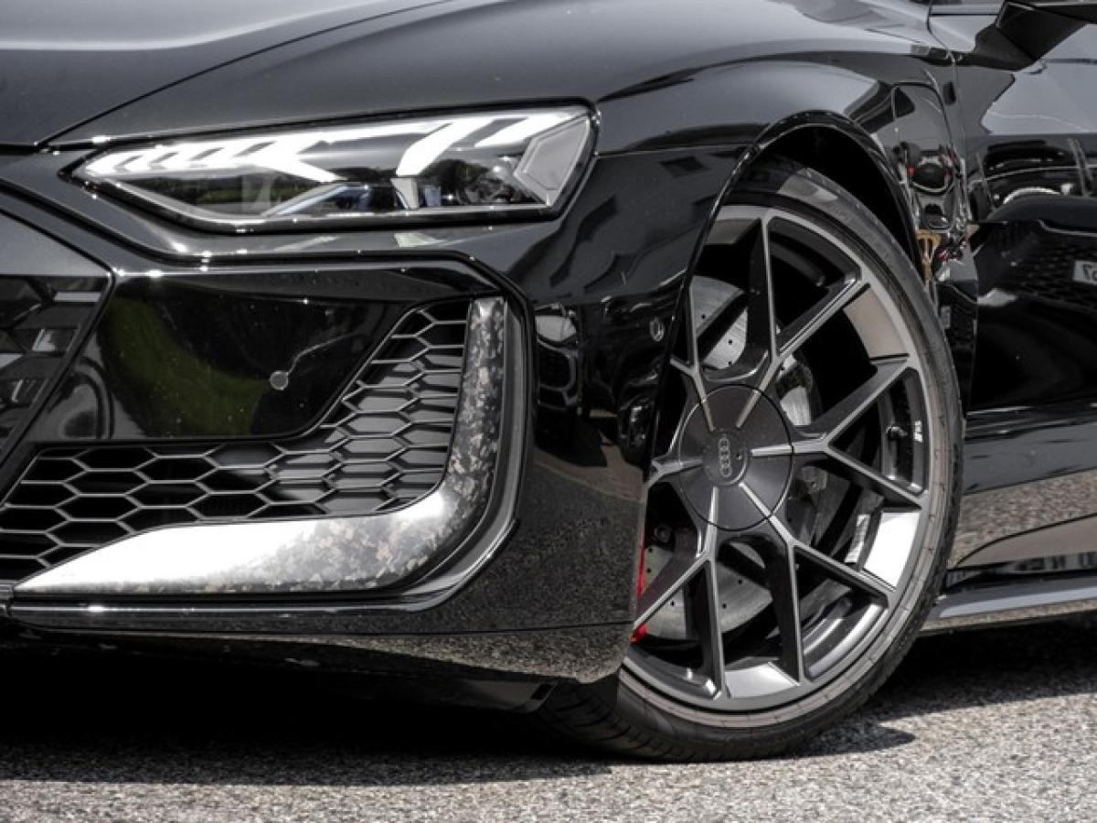 Audi RS e-tron GT performance quattro CARBONDACH LM21