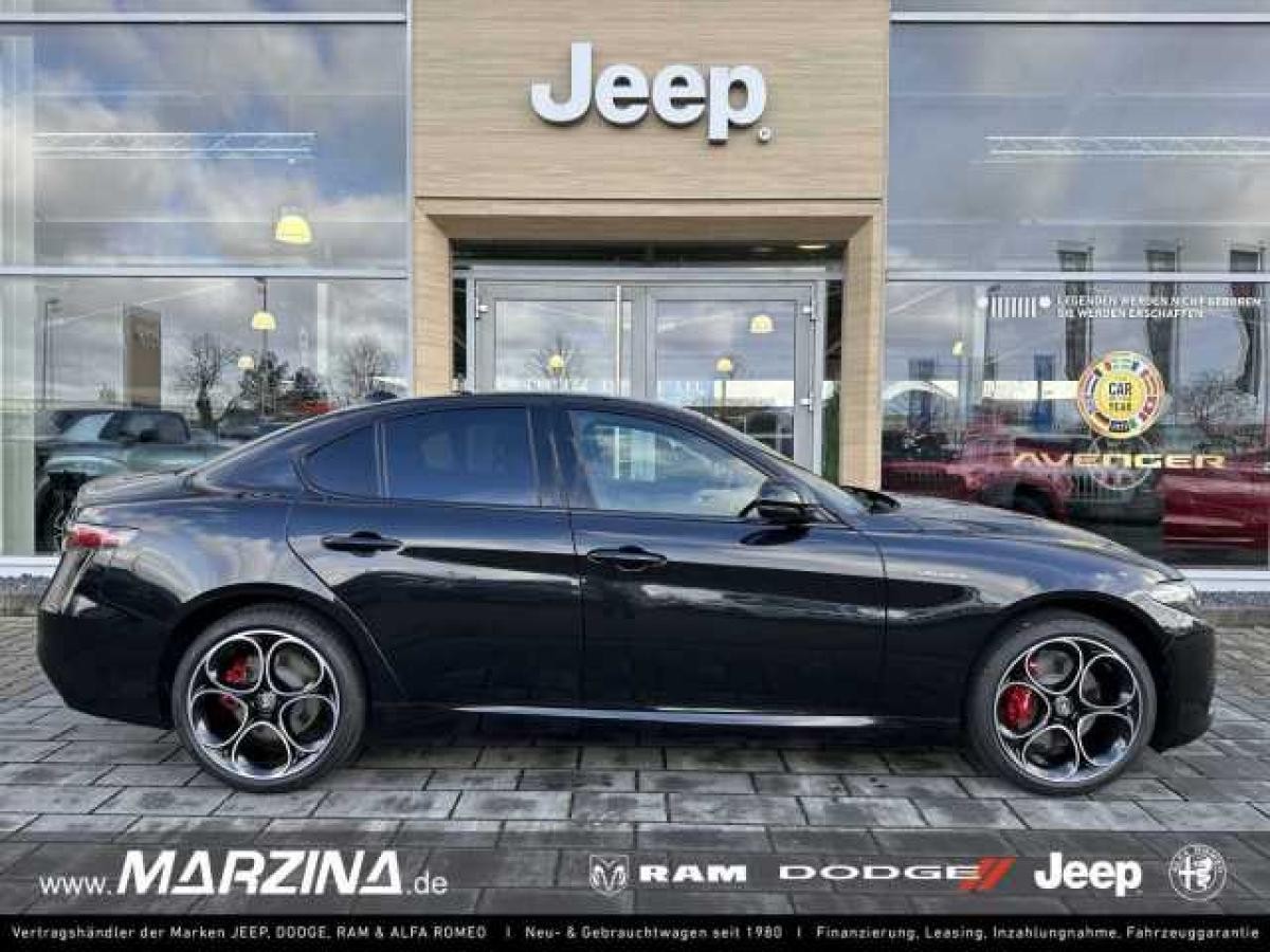Alfa Romeo Giulia Q4 2.0 Veloce Black-Edition Technologie-Paket Sportpaket Navi Digitales Cockpit LED