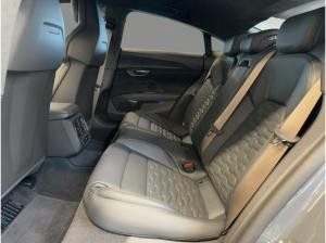 Audi RS e-tron GT performancce quattro Head-Up Laser Massage