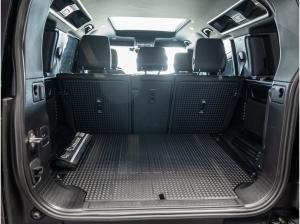 Land Rover Defender D300 X-Dynamic SE