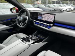 BMW i5 eDrive40 Touring M Sport //Autobahnassistent Pano