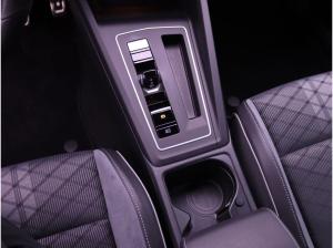 Volkswagen Golf VIII R-Line 2.0 TSI DSG / Navi, RFK, LED+