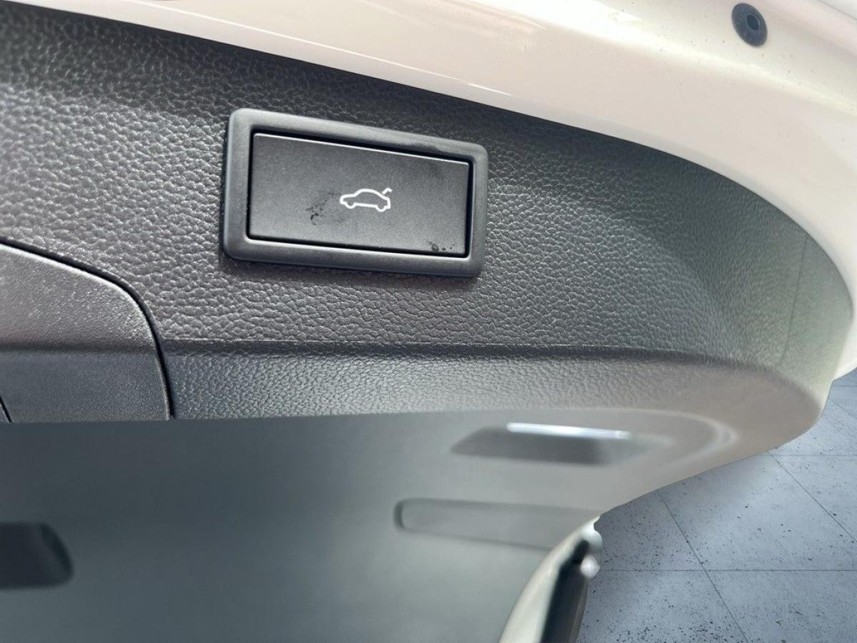 Volkswagen Passat R-Line 2.0 TDI DSG AHK Navi IQ SHZ