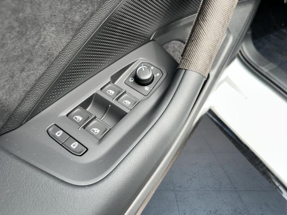 Volkswagen Passat R-Line 2.0 TDI DSG AHK Navi IQ SHZ